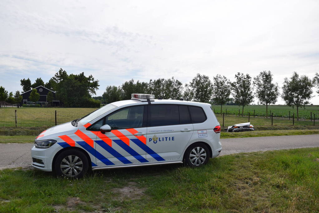 Auto belandt in greppel