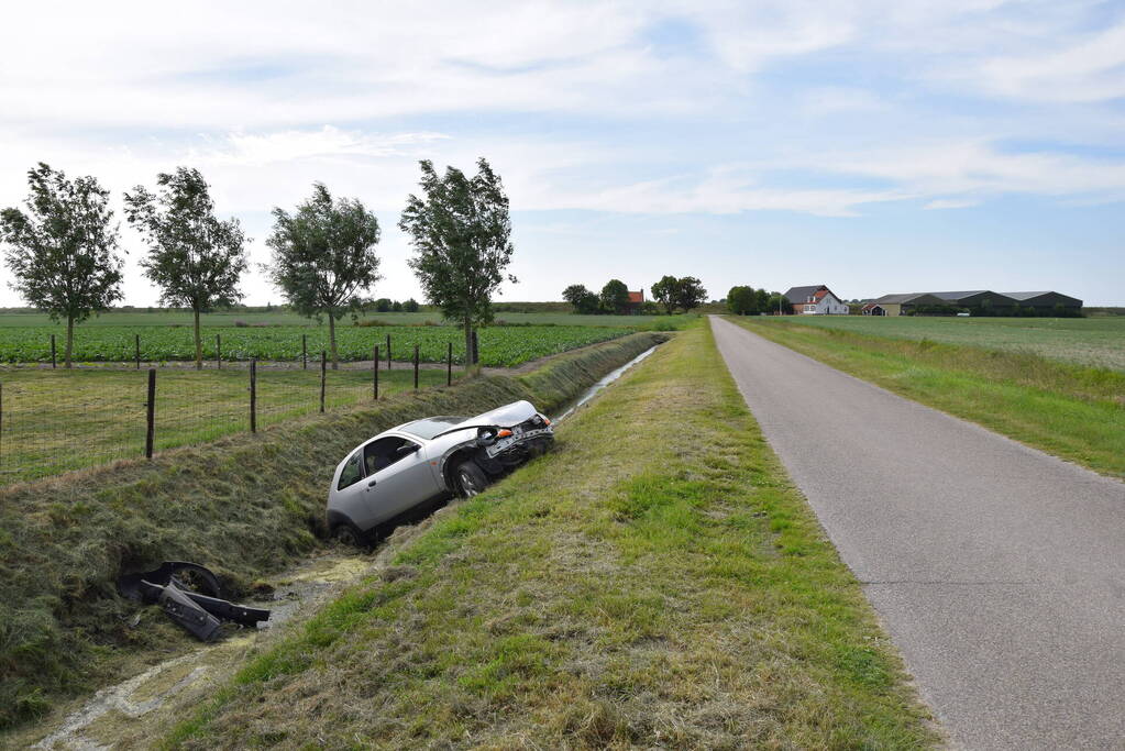 Auto belandt in greppel