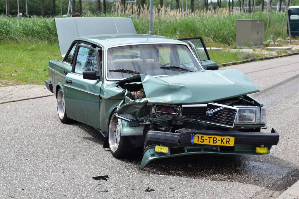 Flinke schade na botsing tussen twee auto's