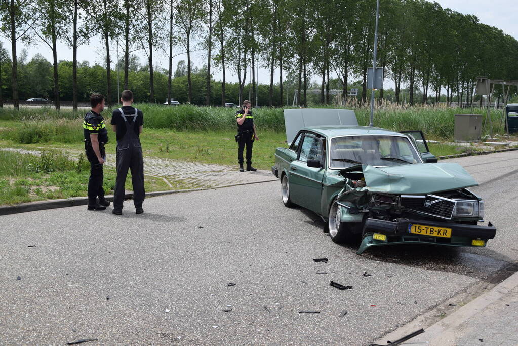 Flinke schade na botsing tussen twee auto's