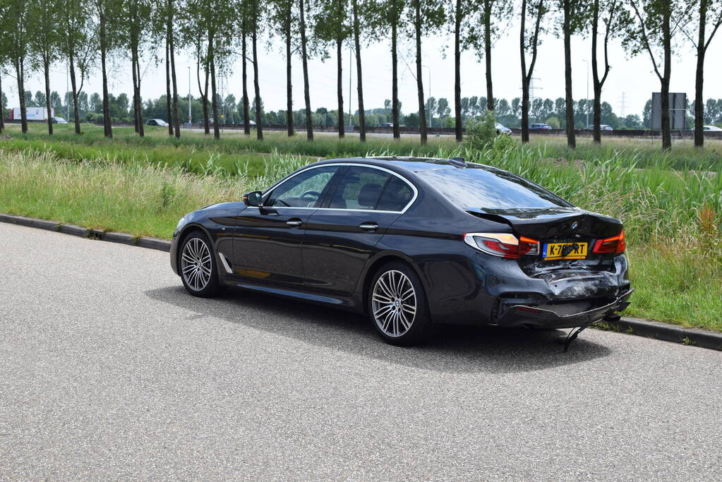 Flinke schade na botsing tussen twee auto's