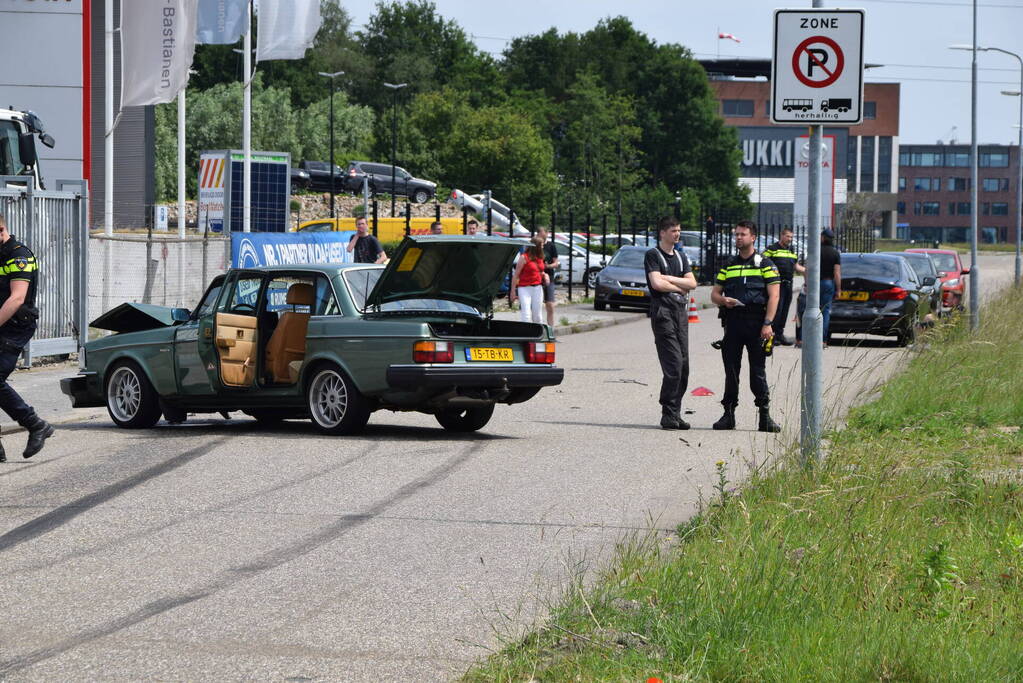 Flinke schade na botsing tussen twee auto's