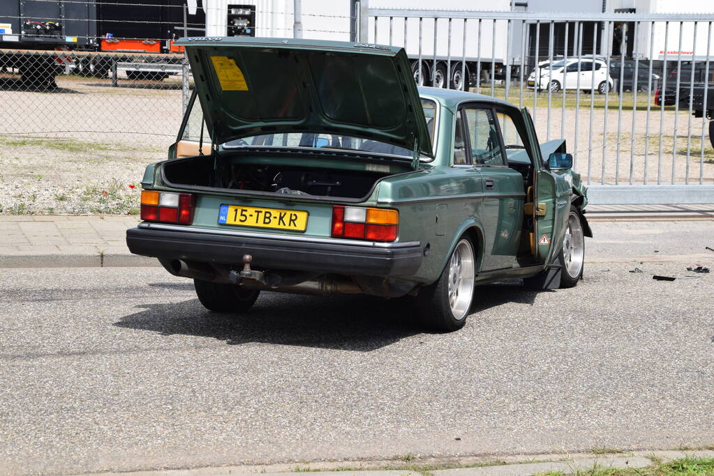 Flinke schade na botsing tussen twee auto's