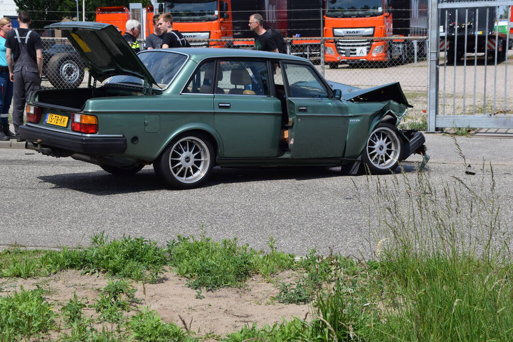 Flinke schade na botsing tussen twee auto's