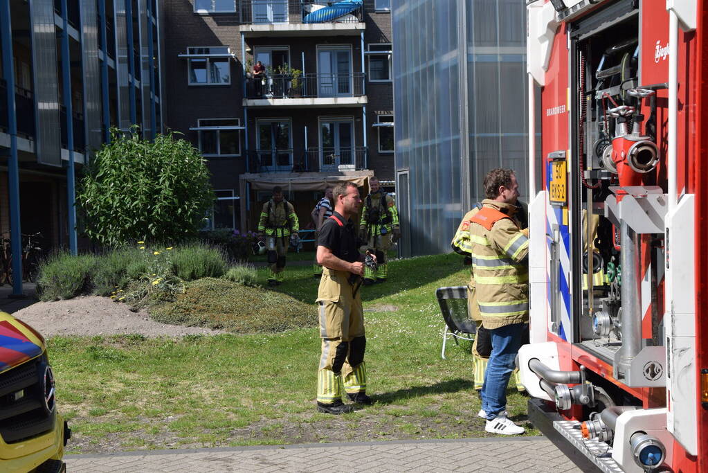 Persoon raakt gewond aan handen bij keukenbrand