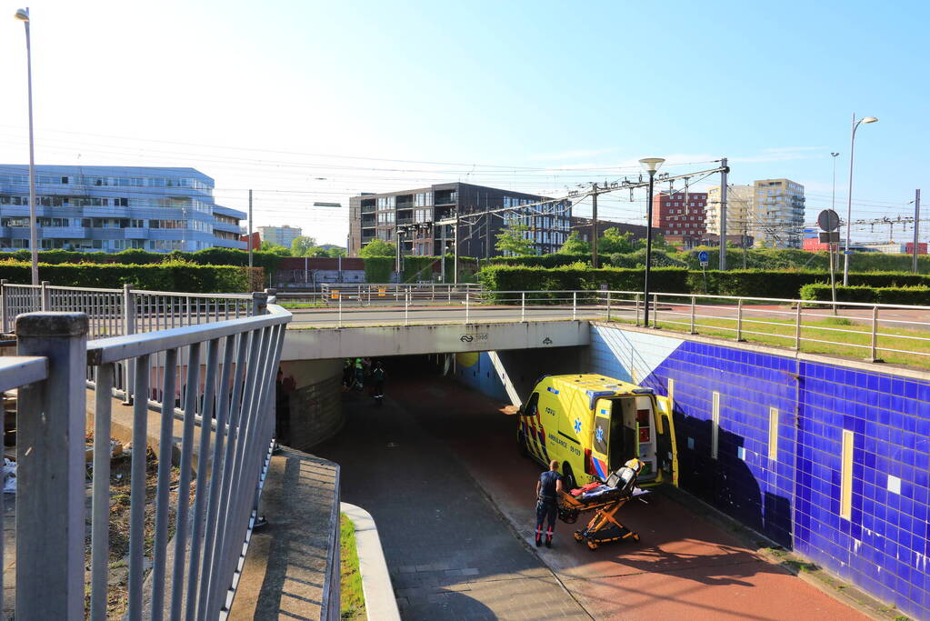 Kind met voet vast tussen spaken van fiets