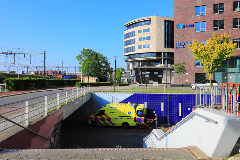 Kind met voet vast tussen spaken van fiets