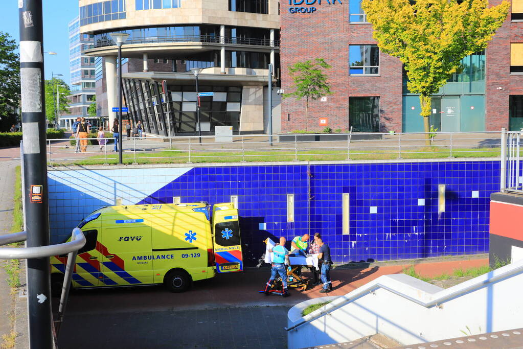 Kind met voet vast tussen spaken van fiets