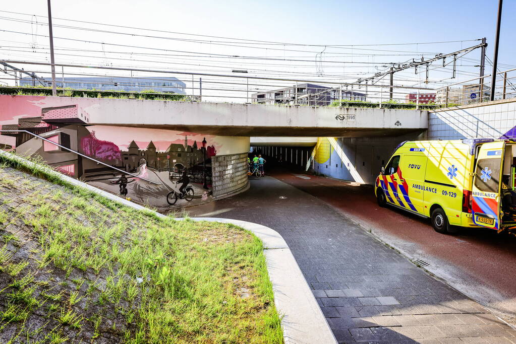 Kind met voet vast tussen spaken van fiets