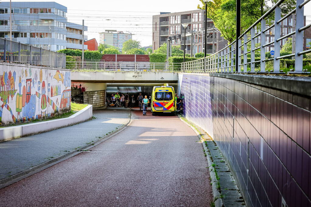 Kind met voet vast tussen spaken van fiets