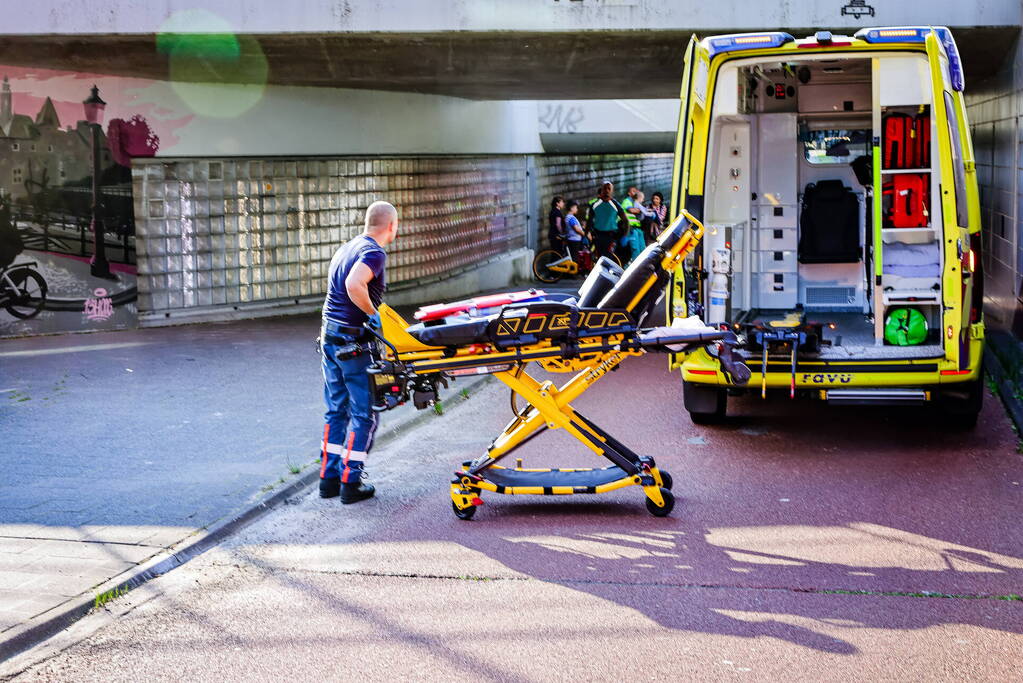 Kind met voet vast tussen spaken van fiets