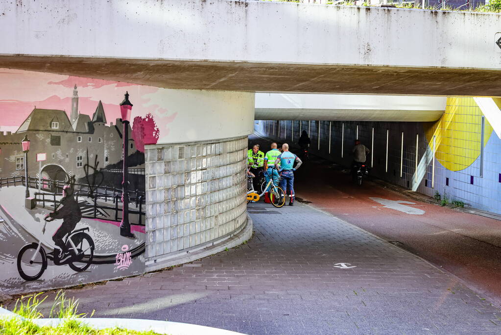 Kind met voet vast tussen spaken van fiets