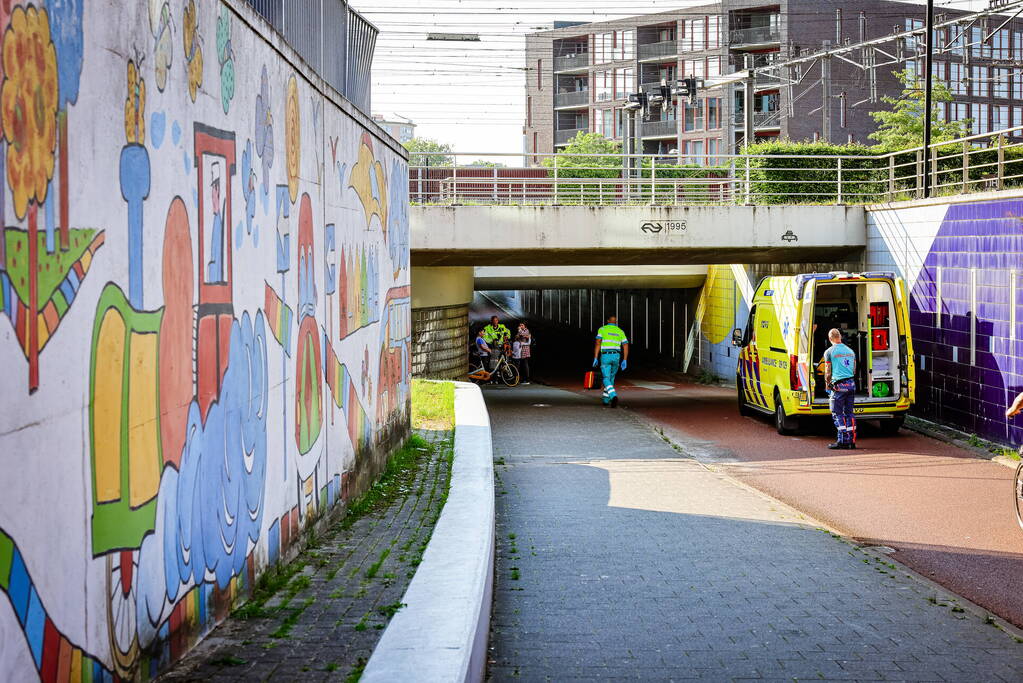 Kind met voet vast tussen spaken van fiets