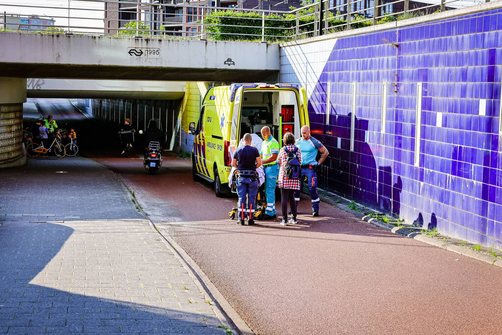 Kind met voet vast tussen spaken van fiets