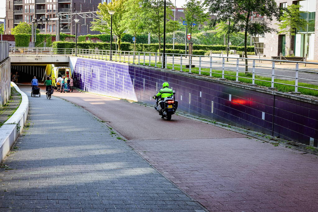 Kind met voet vast tussen spaken van fiets