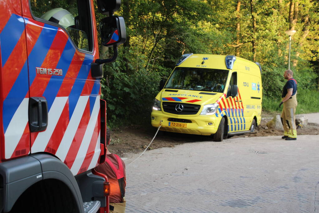 Ambulance rijdt zich vast bosgebied Nimmerdor