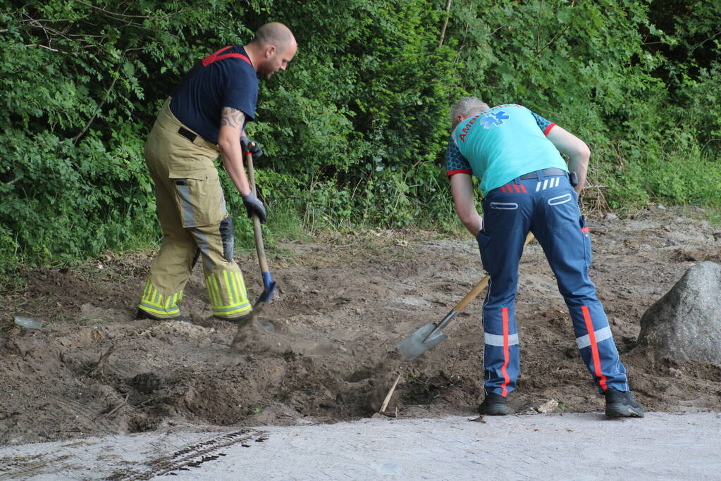 Ambulance rijdt zich vast bosgebied Nimmerdor