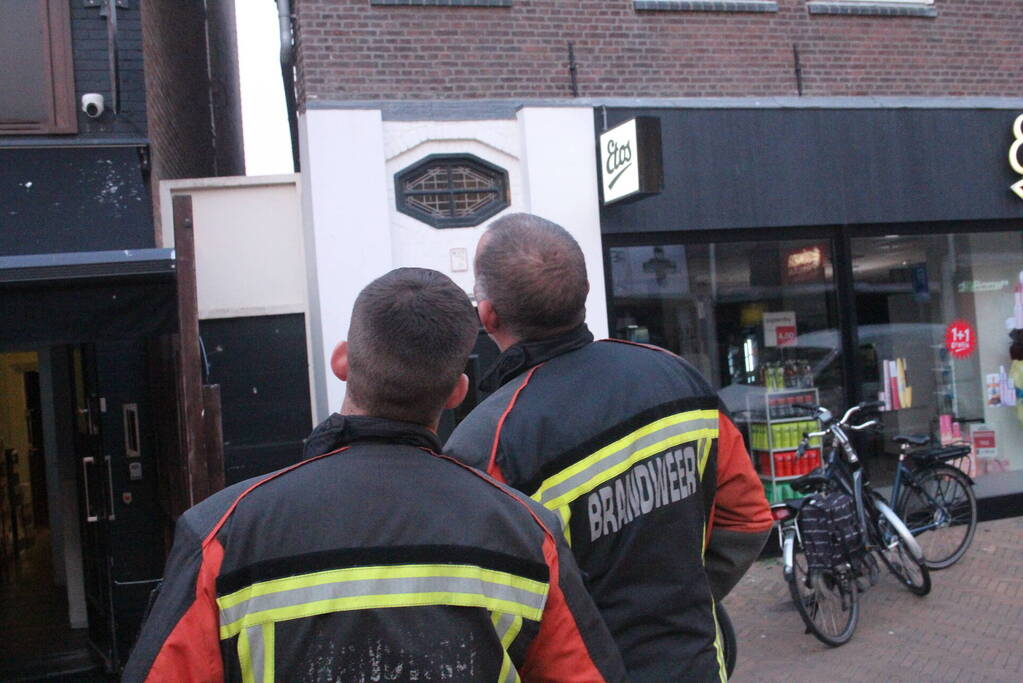 Vastzittende duif bevrijdt