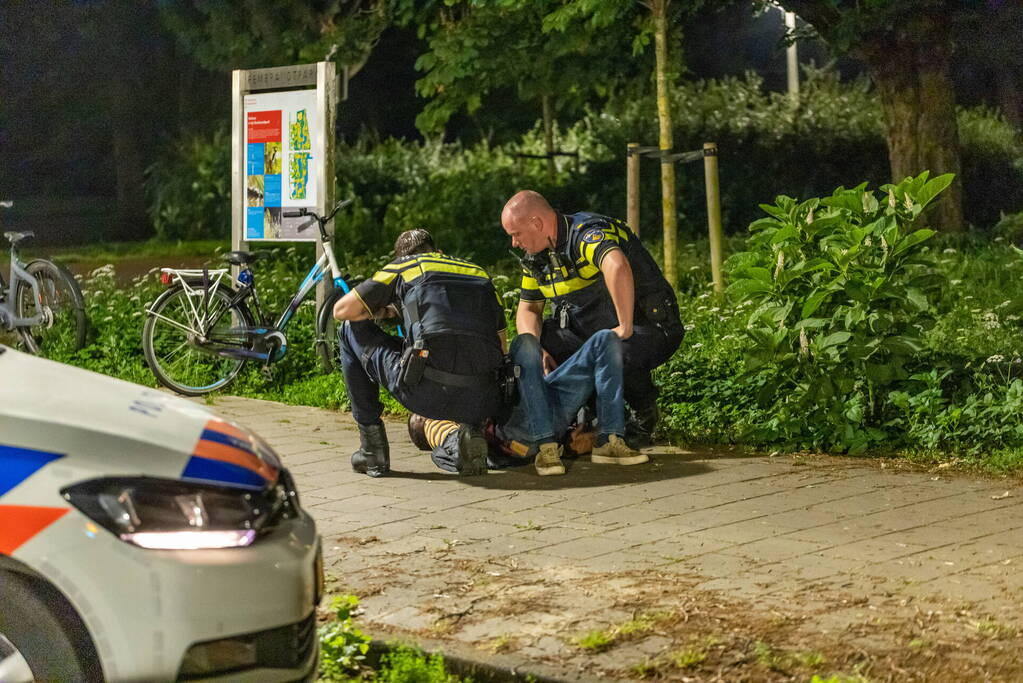 Persoon aangehouden na steekpartij in park