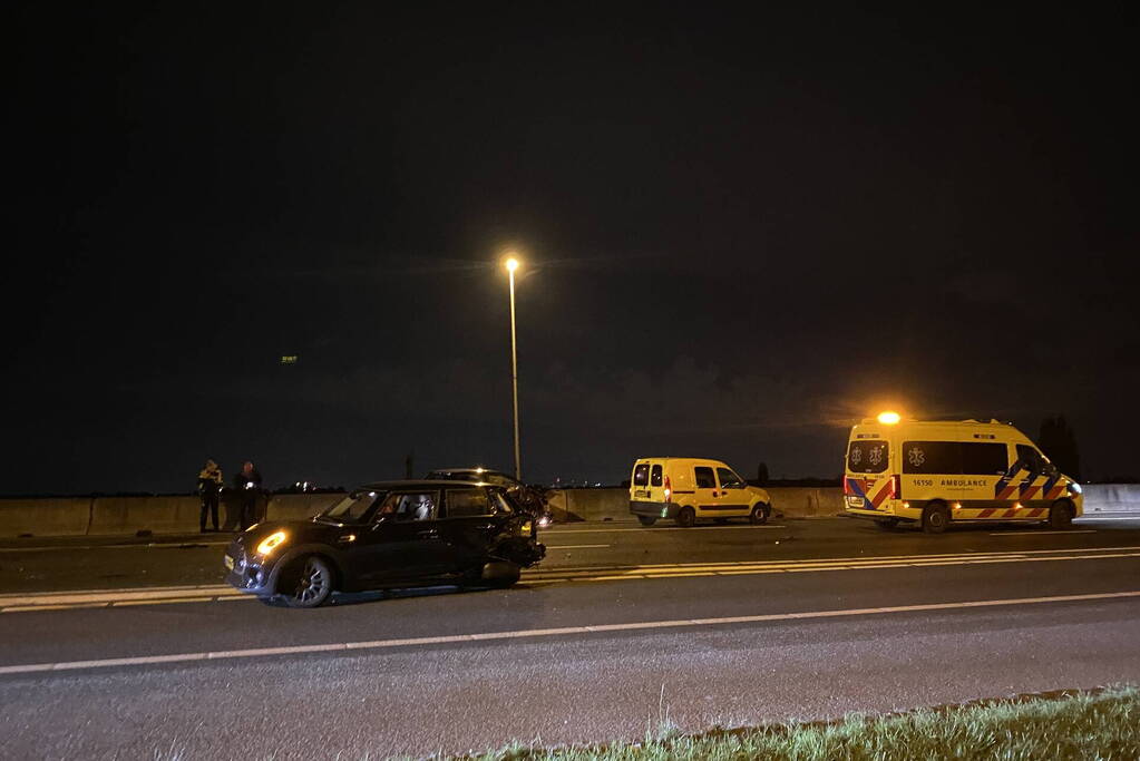 Automobilist botst op stilgevallen auto