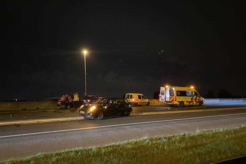 Automobilist botst op stilgevallen auto