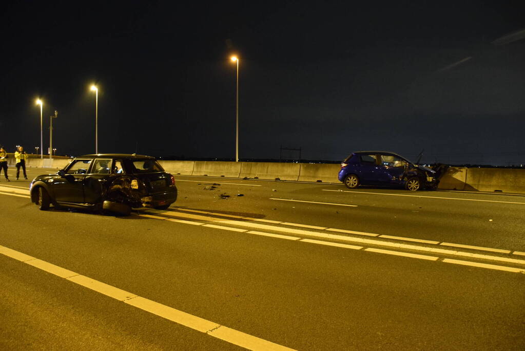 Automobilist botst op stilgevallen auto