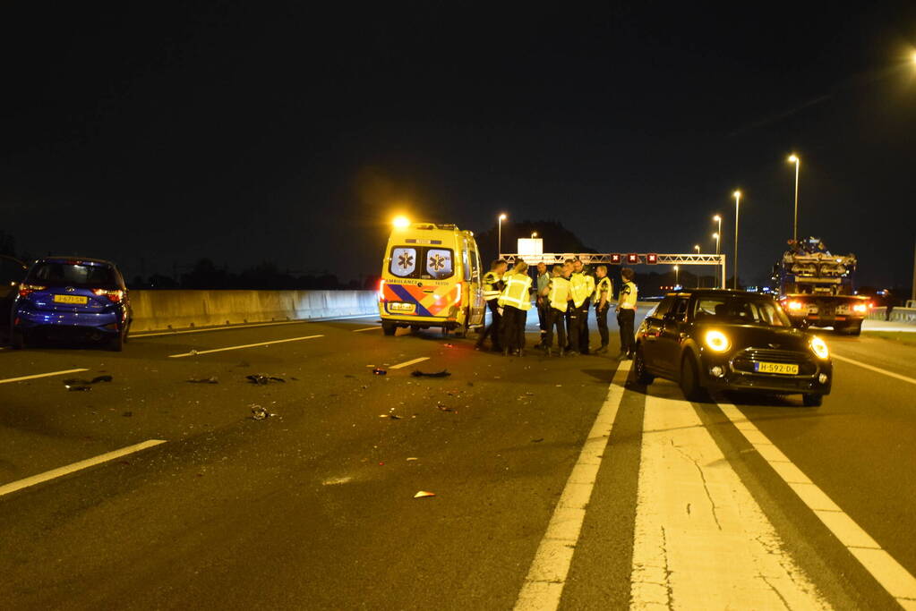 Automobilist botst op stilgevallen auto