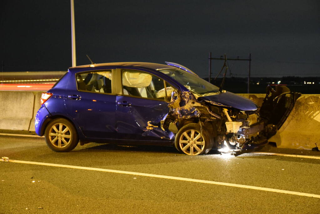 Automobilist botst op stilgevallen auto