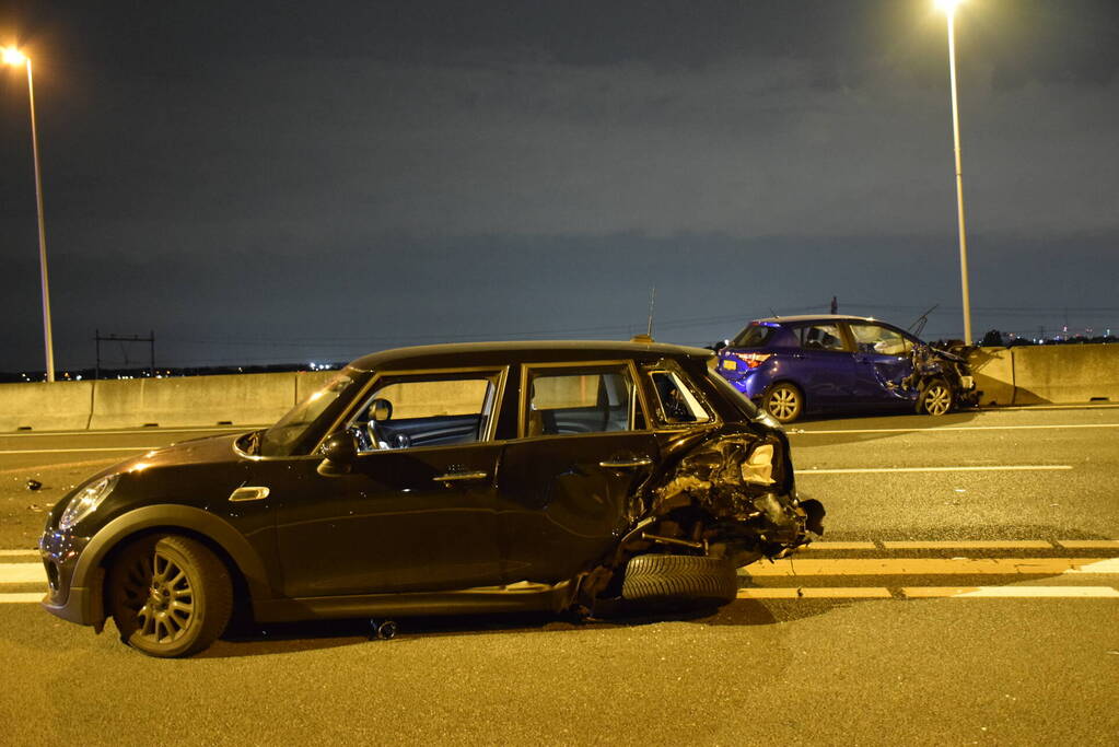 Automobilist botst op stilgevallen auto