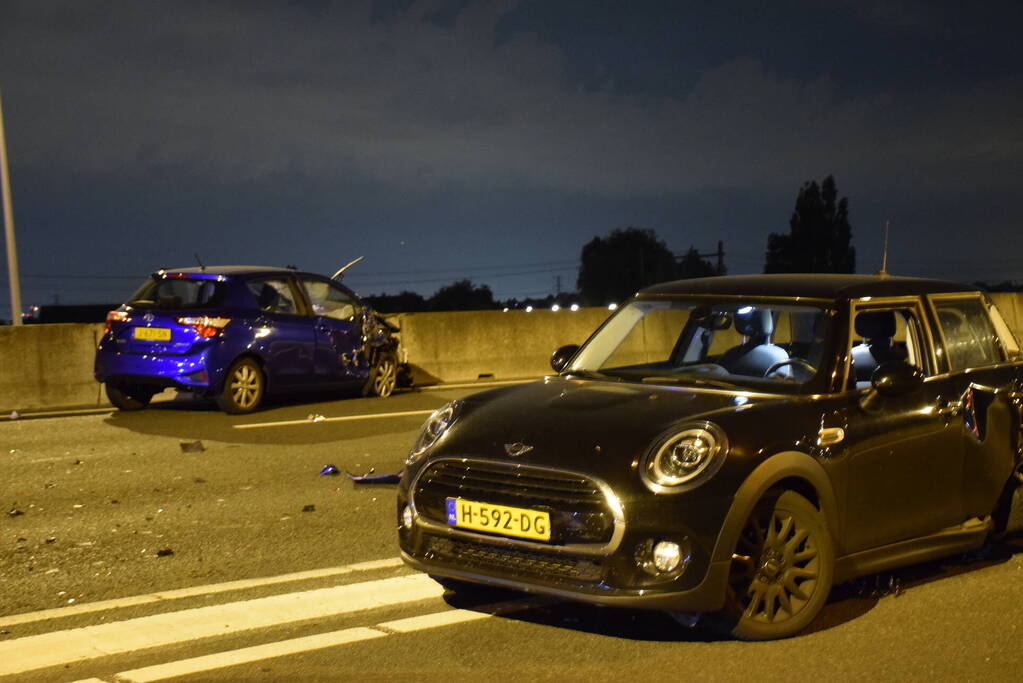 Automobilist botst op stilgevallen auto