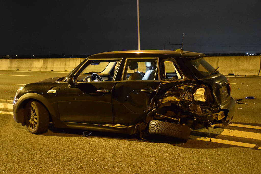 Automobilist botst op stilgevallen auto