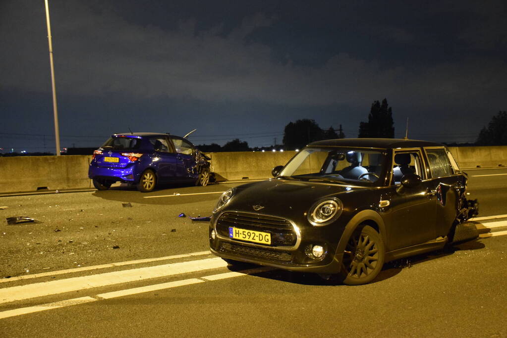 Automobilist botst op stilgevallen auto