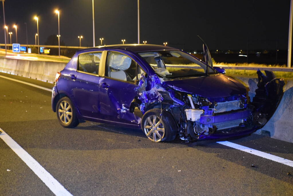 Automobilist botst op stilgevallen auto