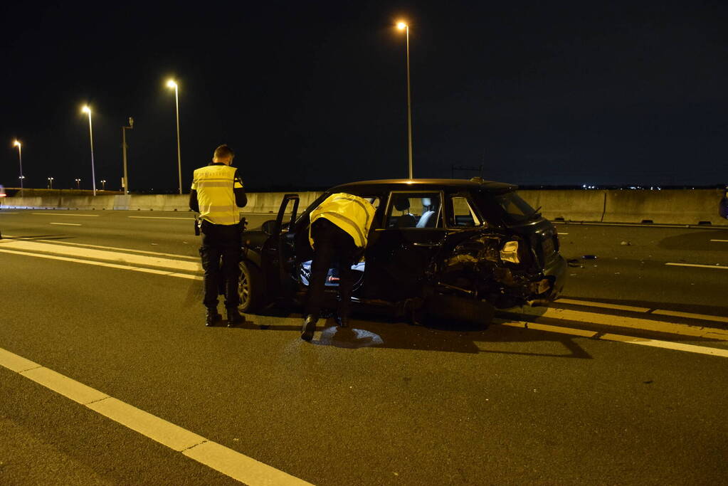 Automobilist botst op stilgevallen auto