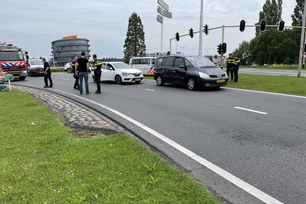 Twee auto's betrokken bij aanrijding op rotonde
