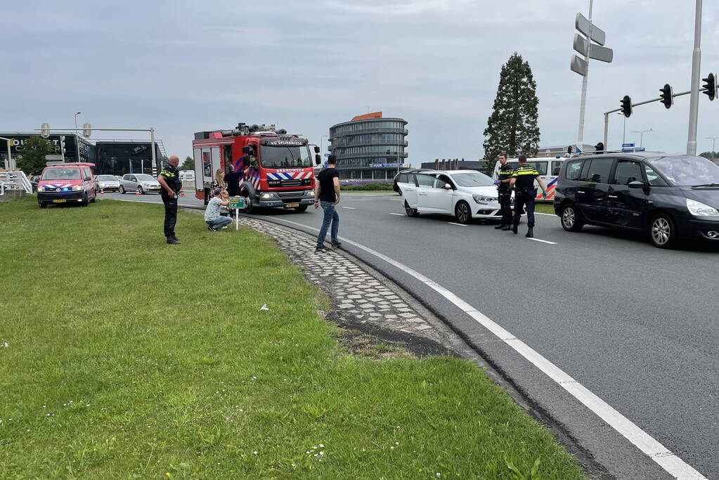 Twee auto's betrokken bij aanrijding op rotonde