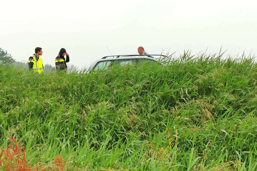 Auto botst tegen de vangrails
