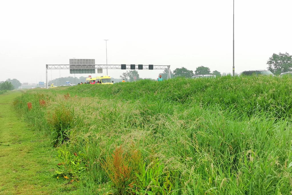 Auto botst tegen de vangrails