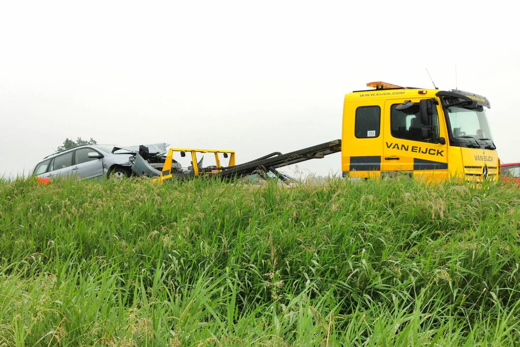 Auto botst tegen de vangrails