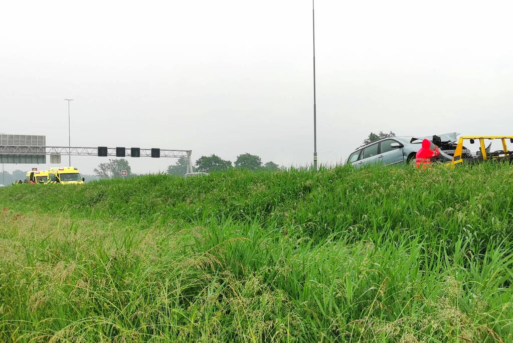 Auto botst tegen de vangrails