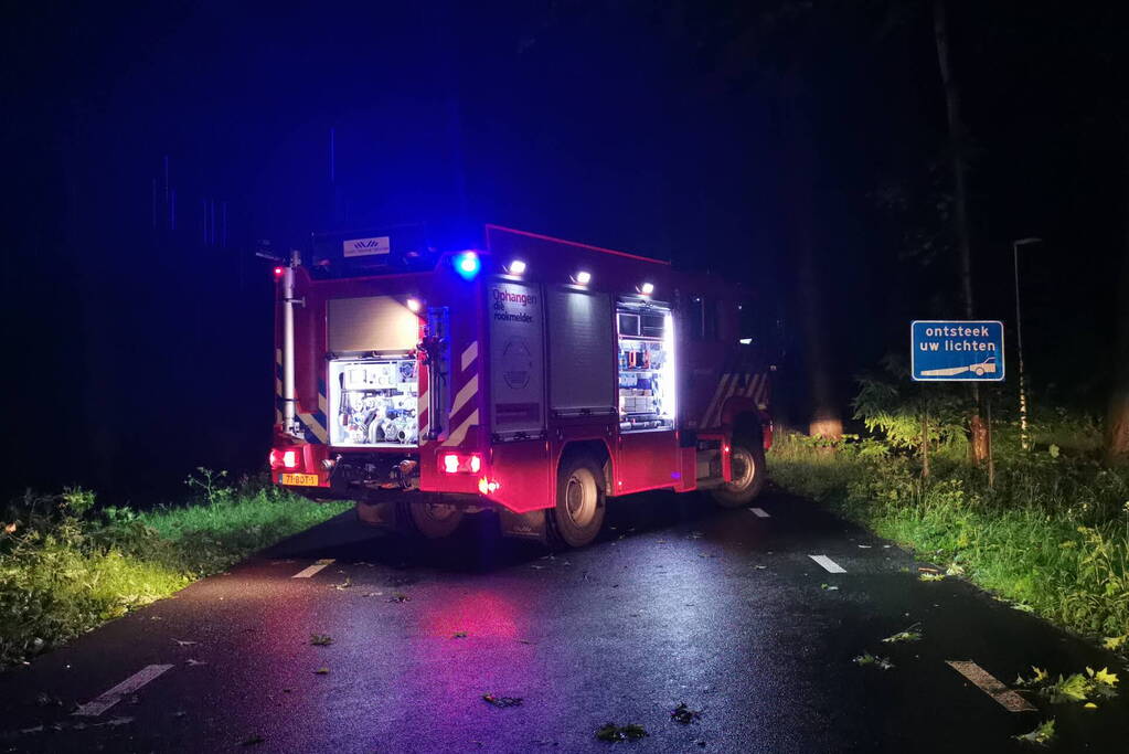 Brandweer verwijdert omgevallen boom