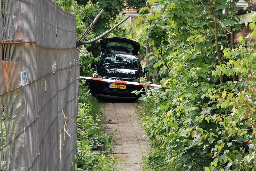 Onderzoek naar aantreffen vaten in geparkeerde auto