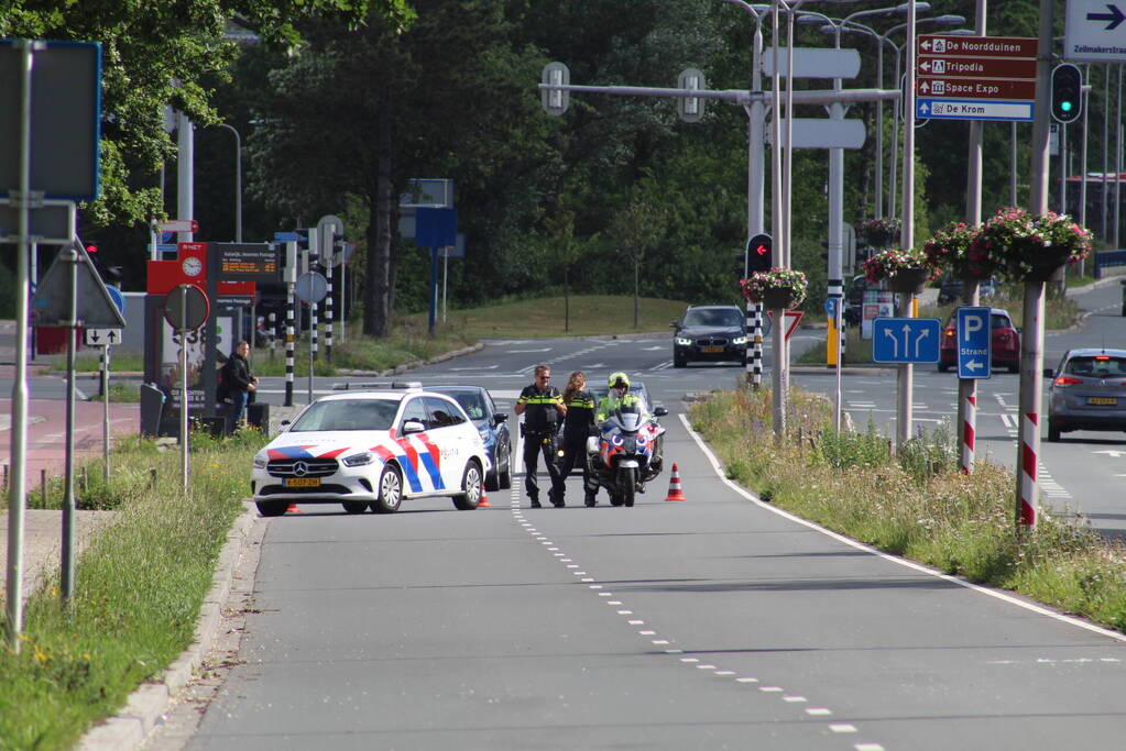 Afgebroken tak dreigt op weg te vallen