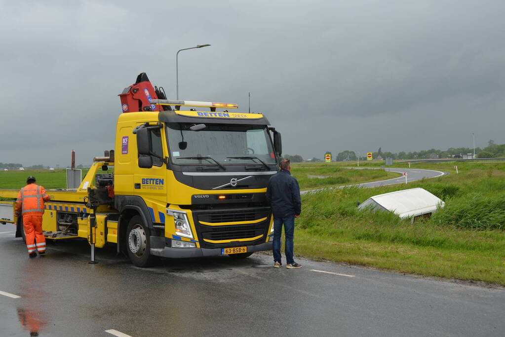 Bestelbus belandt in sloot