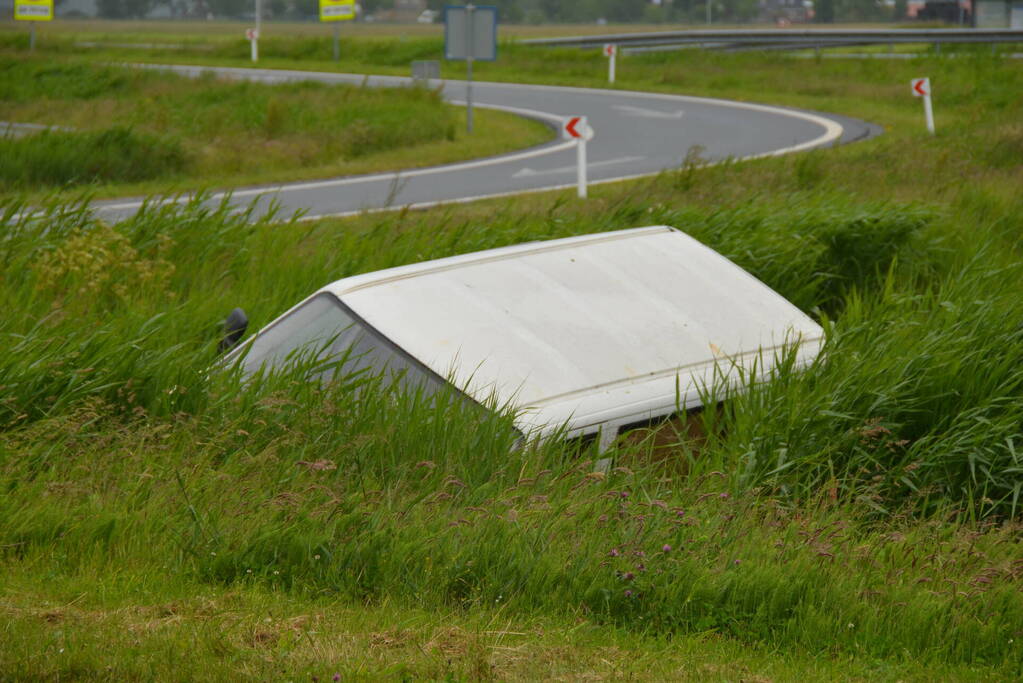 Bestelbus belandt in sloot