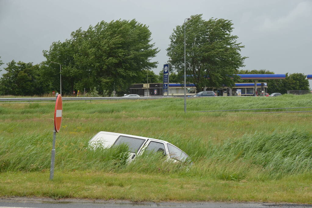 Bestelbus belandt in sloot