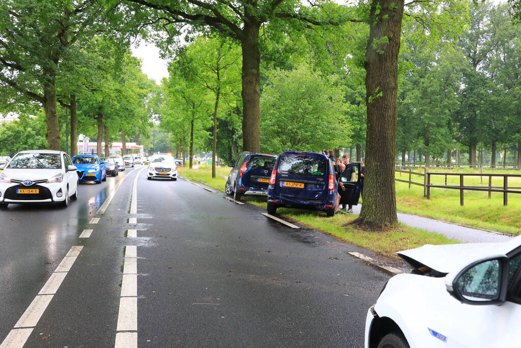 Drie personenwagens betrokken bij kop-staart botsing