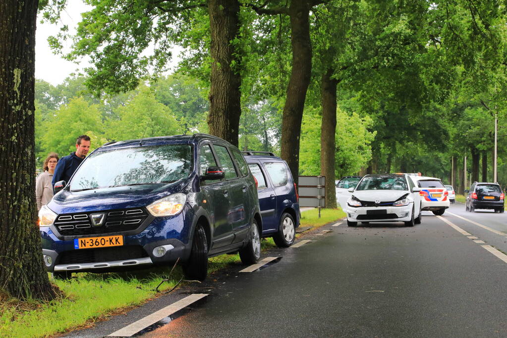 Drie personenwagens betrokken bij kop-staart botsing