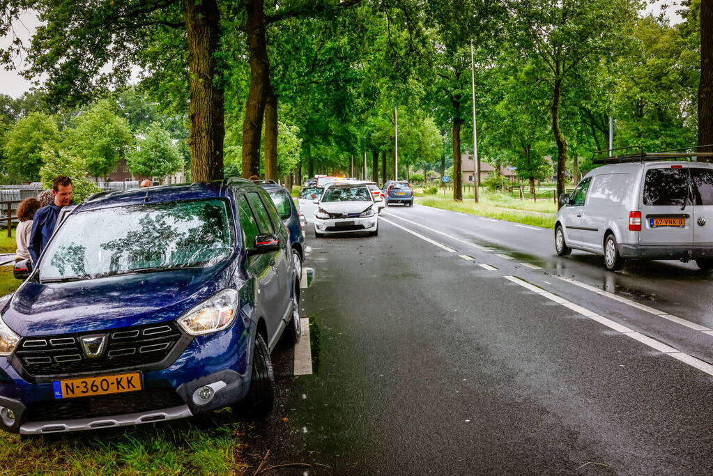 Drie personenwagens betrokken bij kop-staart botsing