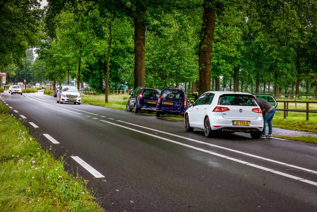 Drie personenwagens betrokken bij kop-staart botsing